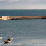 Un lungo e massiccio braccio di pietra che, allungandosi in mare, ha rappresentato per i naviganti di diverse epoche l�ingresso al vecchio porto di Bari